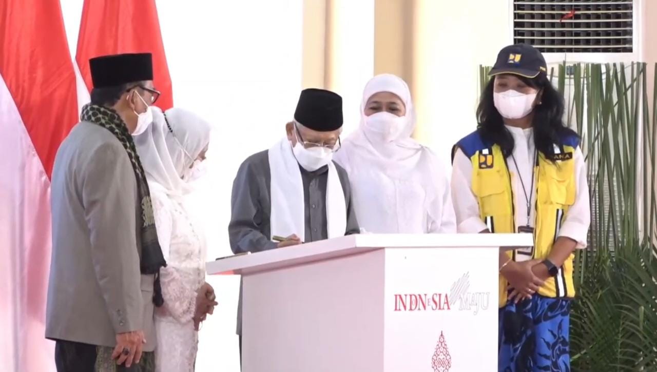 pemotongan-karangan-bunga-oleh-wakil-presiden-maruf-amin-tanda-peresmian-gedung-unwaha-jombang
